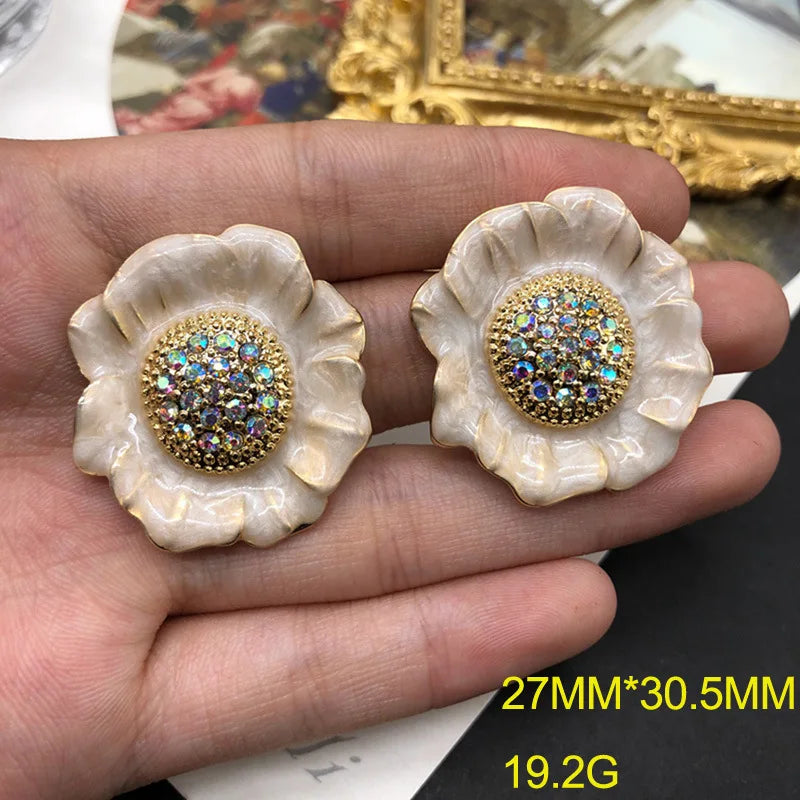 Retro Rural Small Daisy Flower Alloy Brooch Niche Minimalist Fresh Badges Earrings Ear Clips Men/Women's Suits Dress Accessories