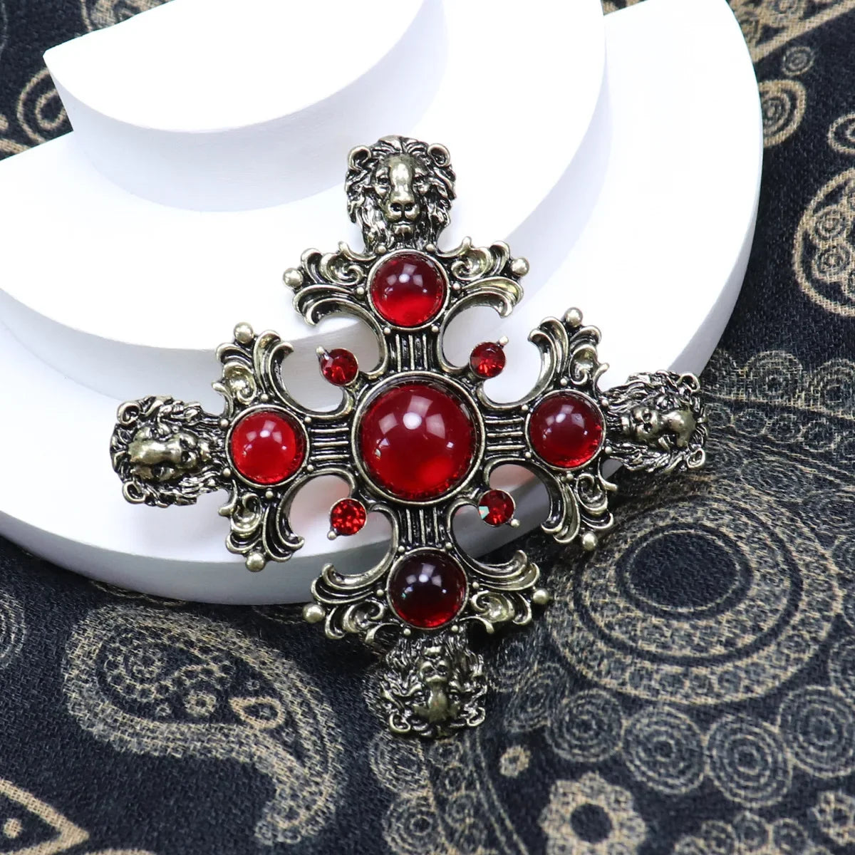 Classic Vintage Vintage Cross Lion Head Brooch Necklace Pendant Dual-use Fashion Old Badge Unisex Clothing Accessories Pins