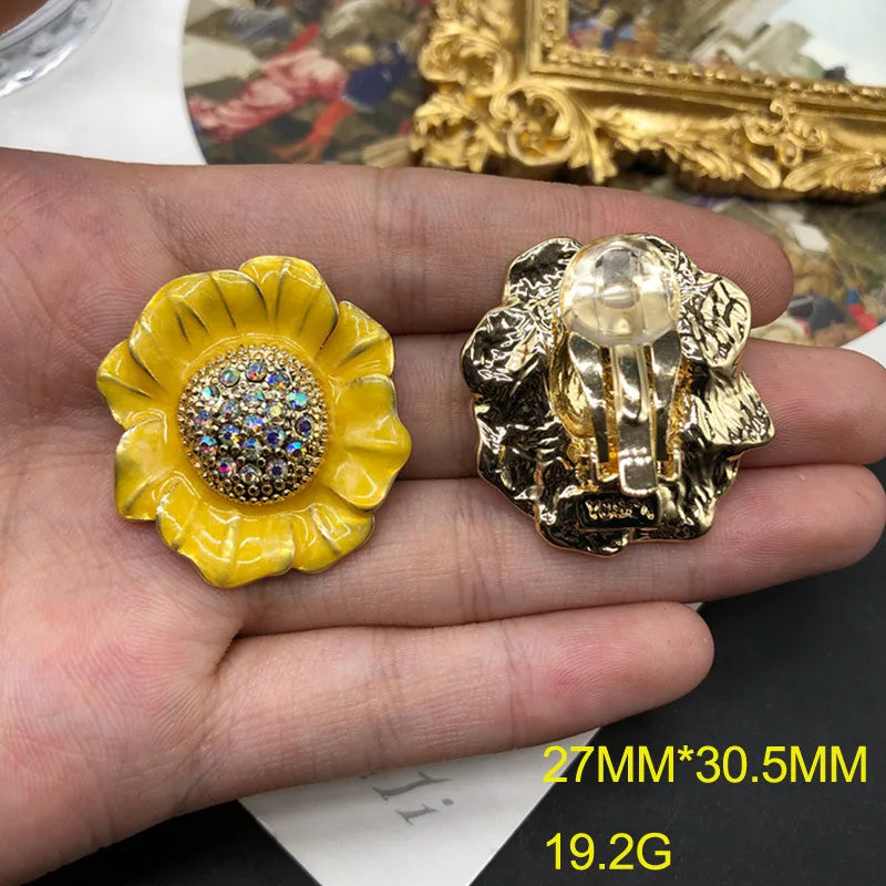 Retro Rural Small Daisy Flower Alloy Brooch Niche Minimalist Fresh Badges Earrings Ear Clips Men/Women's Suits Dress Accessories