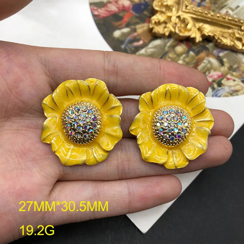 Retro Rural Small Daisy Flower Alloy Brooch Niche Minimalist Fresh Badges Earrings Ear Clips Men/Women's Suits Dress Accessories