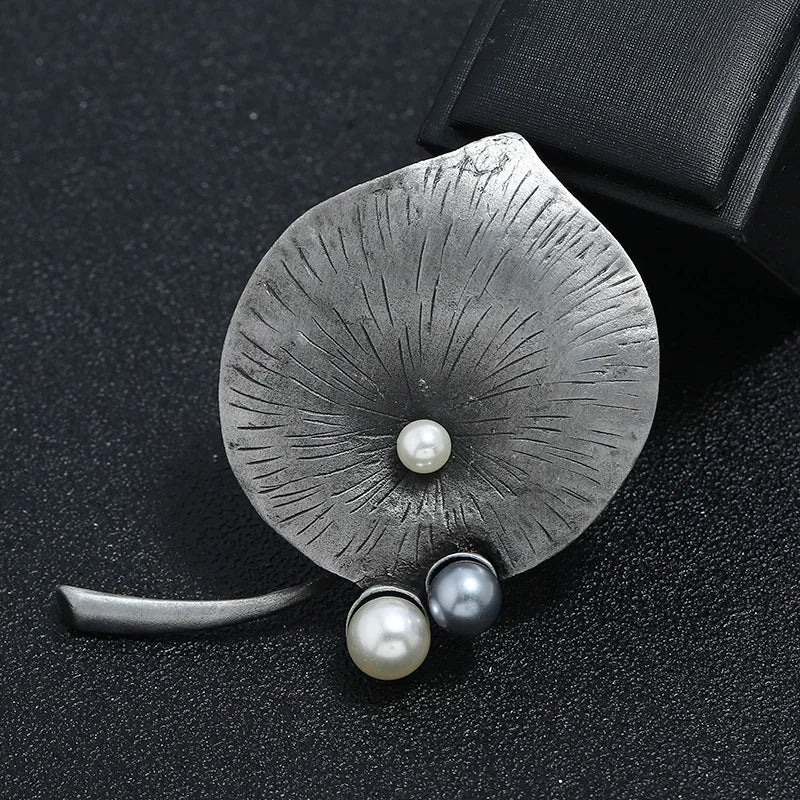 Small National Style Retro vintage Art Brooch Antique Old Tin Pearl Leaf Temperament National Wind Men/Women's Accessories