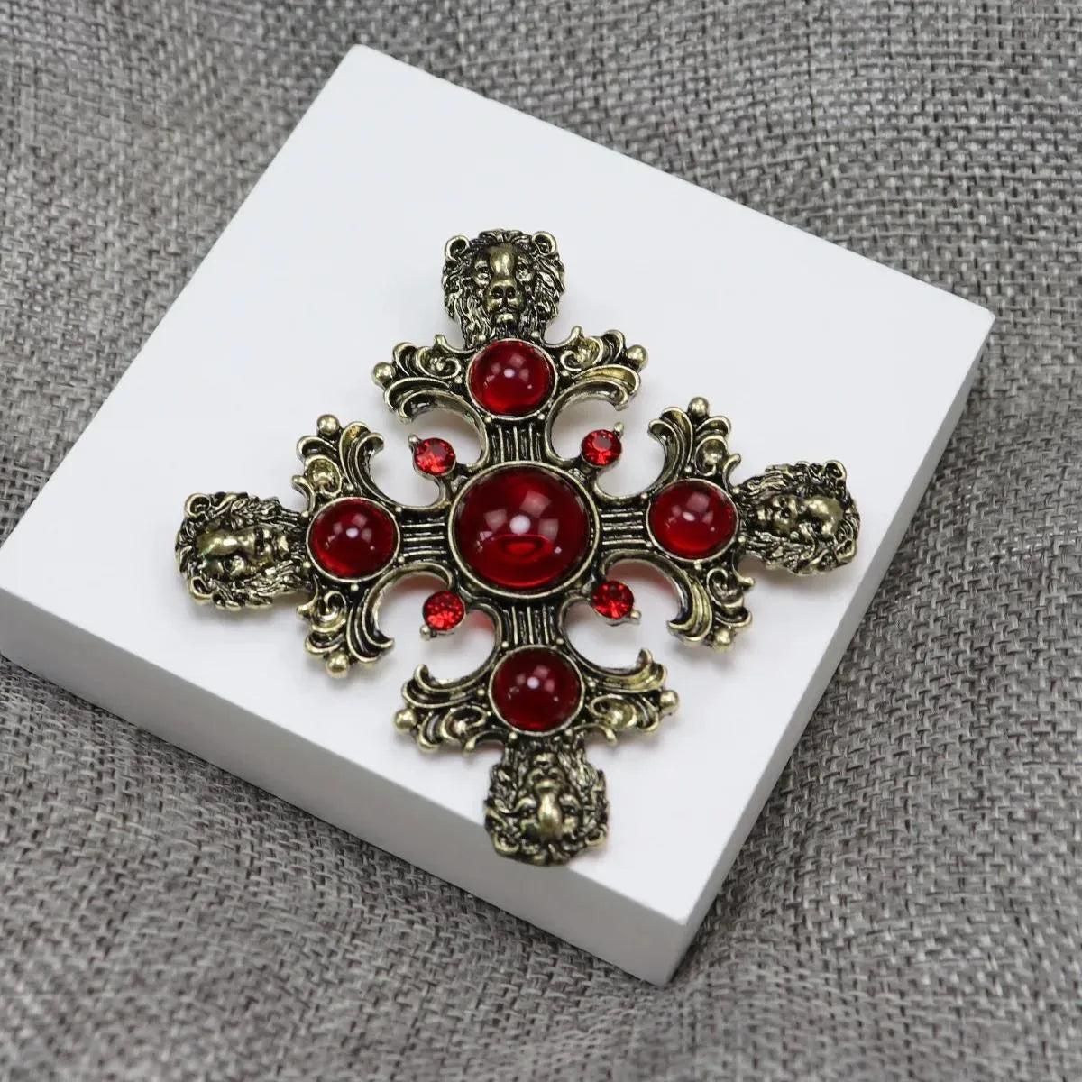 Classic Vintage Vintage Cross Lion Head Brooch Necklace Pendant Dual-use Fashion Old Badge Unisex Clothing Accessories Pins