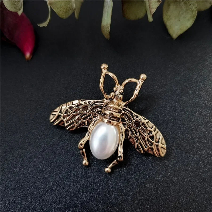Personalized Retro Imitation Pearl Simple Little Bee Brooch Fashionable Exquisite Insect Emblem Men Women's Clothing Accessories
