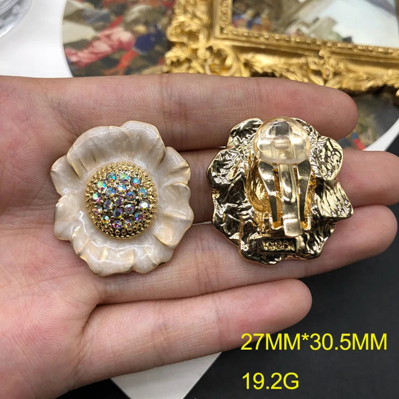 Retro Rural Small Daisy Flower Alloy Brooch Niche Minimalist Fresh Badges Earrings Ear Clips Men/Women's Suits Dress Accessories