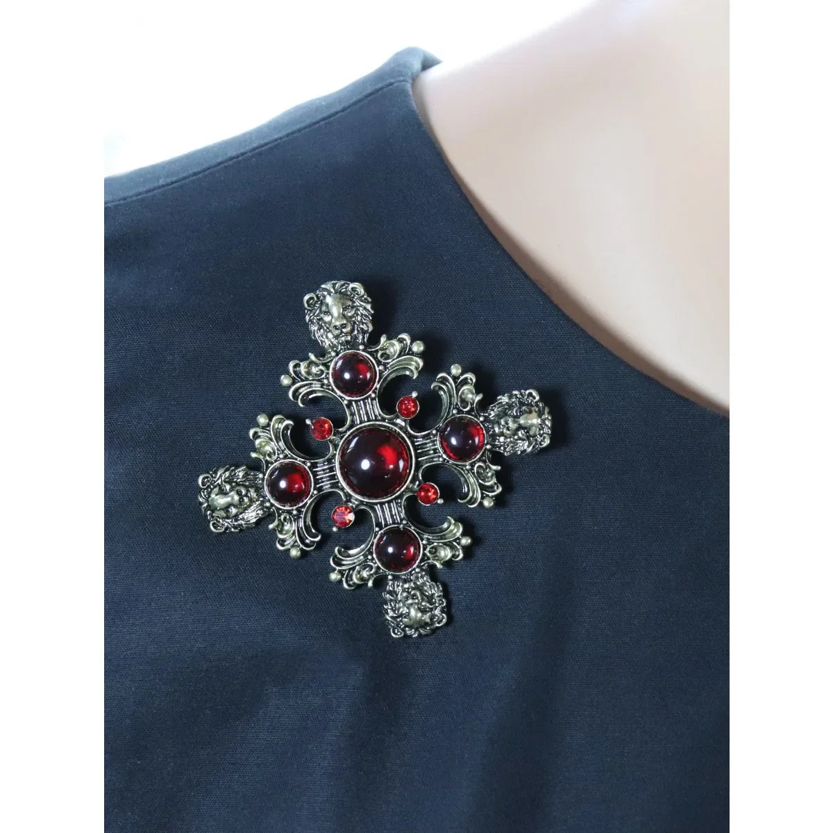 Classic Vintage Vintage Cross Lion Head Brooch Necklace Pendant Dual-use Fashion Old Badge Unisex Clothing Accessories Pins