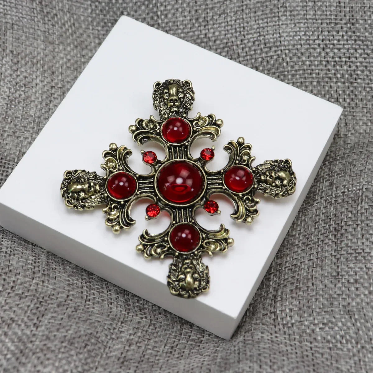 Classic Vintage Vintage Cross Lion Head Brooch Necklace Pendant Dual-use Fashion Old Badge Unisex Clothing Accessories Pins